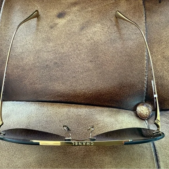 CHANEL Black Sunglasses Modern Design - Picture 2 of 4